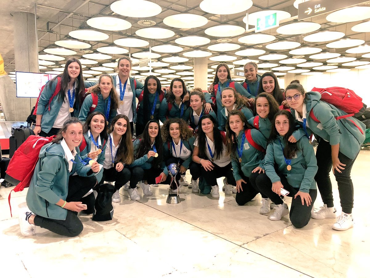 La selección española sub 17 llega al aeropuerto de Barajas tras su victoria en la final del Mundial La selección española sub 17 llega al aeropuerto de Barajas tras su victoria en la final del Mundial