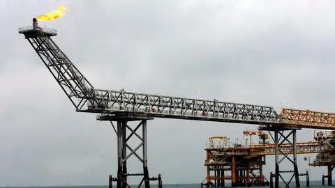 Imagen de una plataforma petrolífera en las aguas del golfo pérsico al límite de aguas de Catar Imagen de una plataforma petrolífera en las aguas del golfo pérsico al límite de aguas de Catar