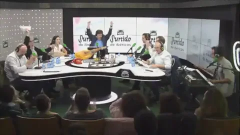 La canción de 'Cena de empresa' versionando 'Aires de fiesta' de Karina La canción de 'Cena de empresa' versionando 'Aires de fiesta' de Karina
