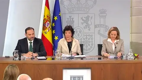 Isabel Celaá, José Luis Ábalos y Nadia Calviño durante la rueda de prensa posterior al Consejo de Ministros Isabel Celaá, José Luis Ábalos y Nadia Calviño durante la rueda de prensa posterior al Consejo de Ministros