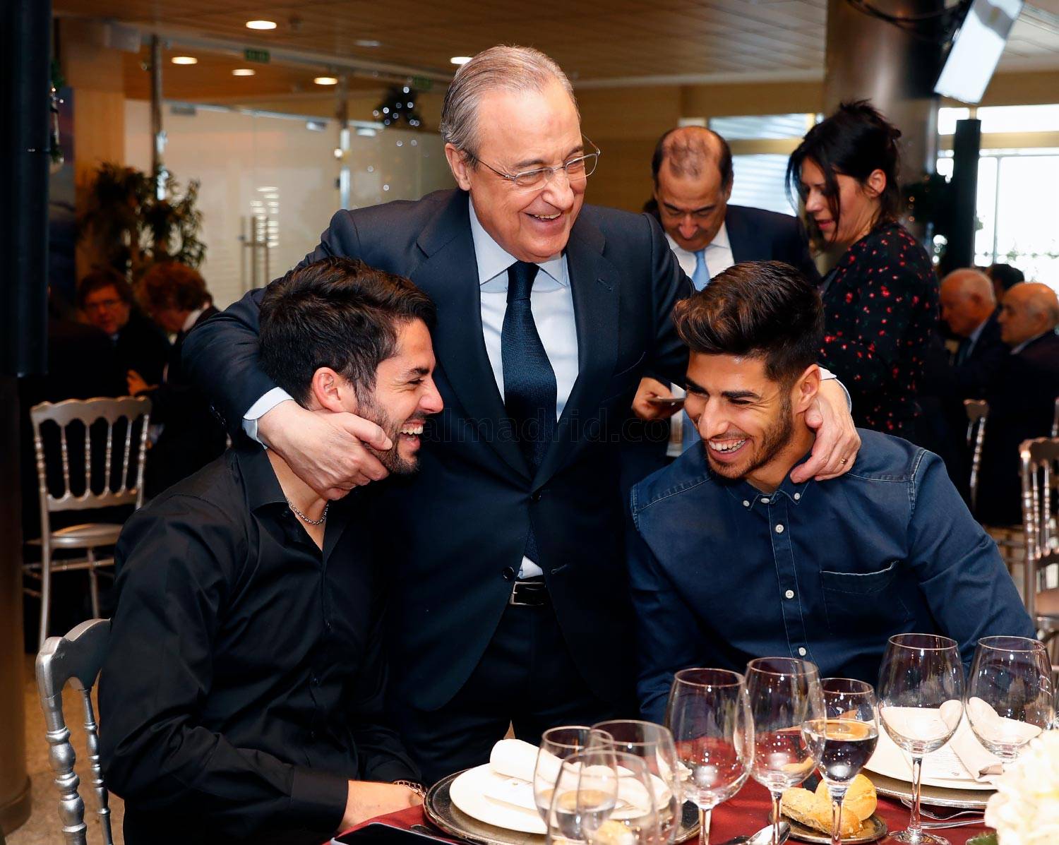 Florentino Pérez, sonrisas y gestos de cariño a Isco en la comida navideña Florentino Pérez, sonrisas y gestos de cariño a Isco en la comida navideña
