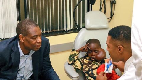 Mutombo, junto al joven congole&ntilde;o