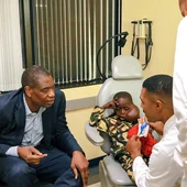 Mutombo, junto al joven congoleño Mutombo, junto al joven congoleño