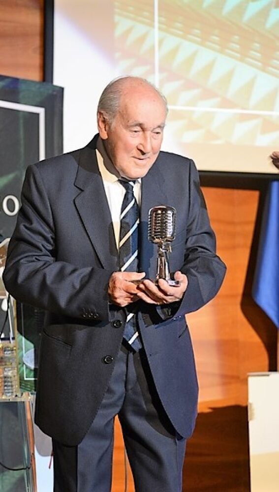 Manolo Jaén con el premio Ilicitano de Honor 