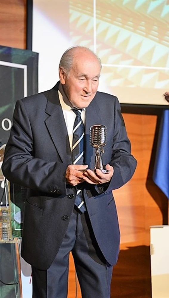 Manolo Jaén con el premio Ilicitano de Honor Manolo Jaén con el premio Ilicitano de Honor