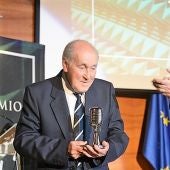 Manolo Jaén con el premio Ilicitano de Honor 