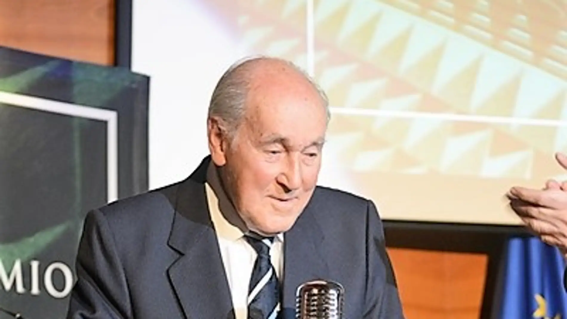 Manolo Jaén con el premio Ilicitano de Honor 