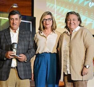 De izquierda a derechas: Jesús Tadeo Pastor, María del Carmen Pérez Cascales y Tonia Salinas De izquierda a derechas: Jesús Tadeo Pastor, María del Carmen Pérez Cascales y Tonia Salinas