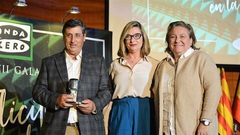 De izquierda a derechas: Jes&uacute;s Tadeo Pastor, Mar&iacute;a del Carmen P&eacute;rez Cascales y Tonia Salinas