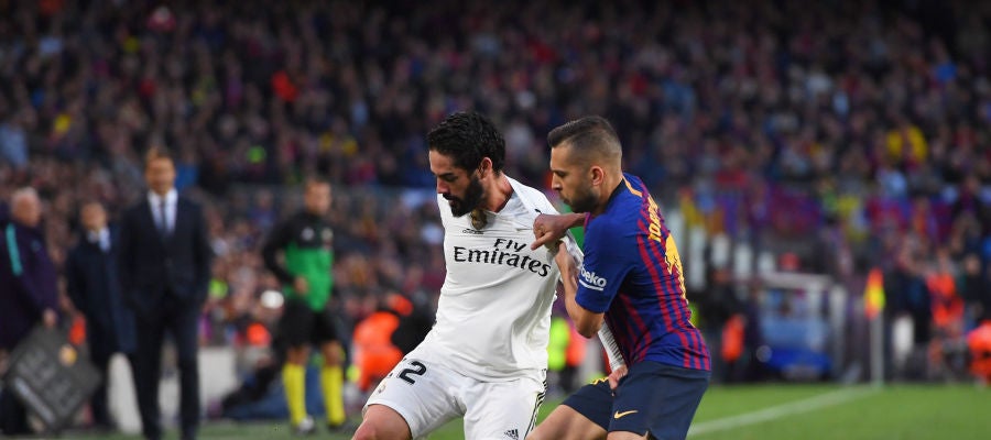 Isco protege el balón ante Jordi Alba Isco protege el balón ante Jordi Alba