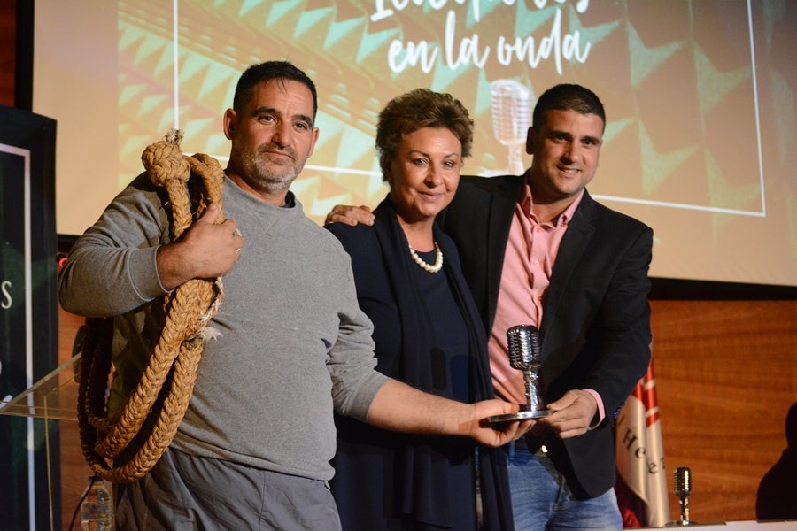 La Asociación de Palmereros de Elche recibe el premio Ilicitanos en la Onda reivindicando el papel de la trepa tradicional a la palmera La Asociación de Palmereros de Elche recibe el premio Ilicitanos en la Onda reivindicando el papel de la trepa tradicional a la palmera