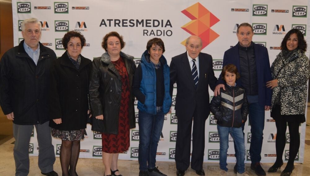 Manolo Jaén, premio Ilicitano de Honor 2018, junto a sus hijos y dos de sus nietos.