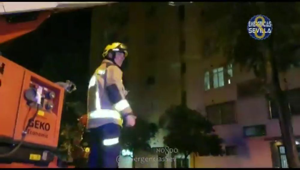 Desalojan un edificio de nueve plantas en Sevilla por un incendio