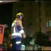 Desalojan un edificio de nueve plantas en Sevilla por un incendio