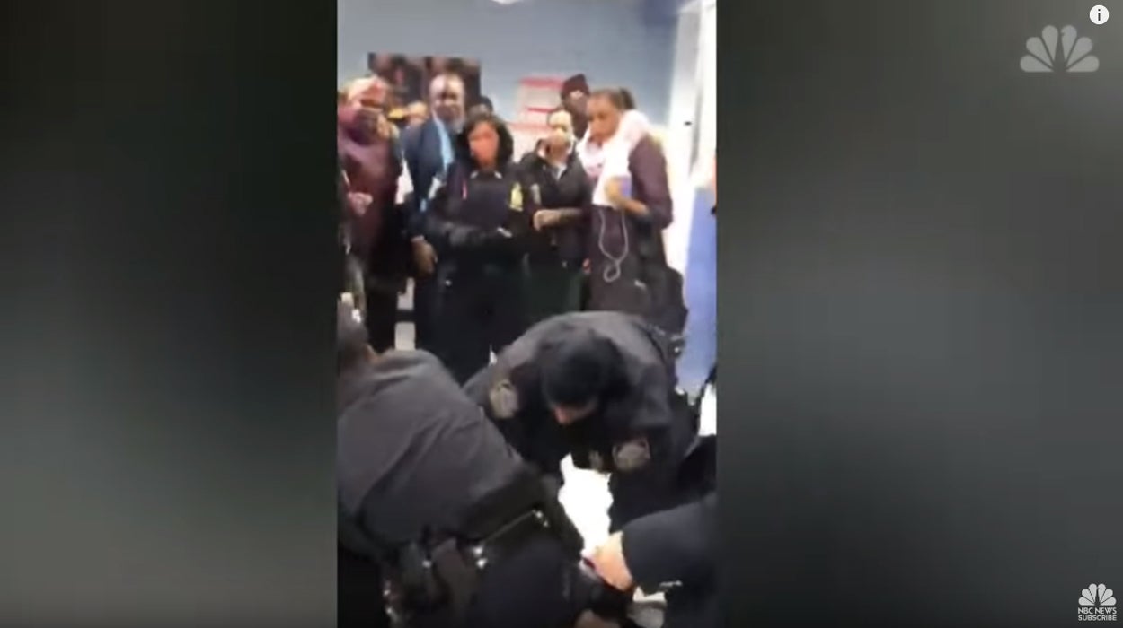 Investigan a la Policía de NY por separar a una madre y su bebé de forma violenta Investigan a la Policía de NY por separar a una madre y su bebé de forma violenta