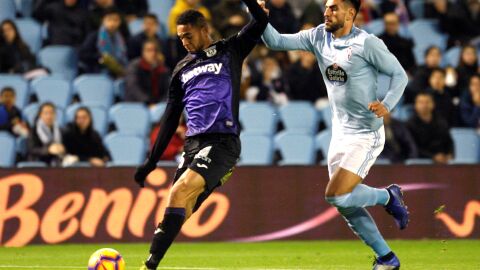 Youssef En-Nesyri juega un bal&oacute;n ante David Costas