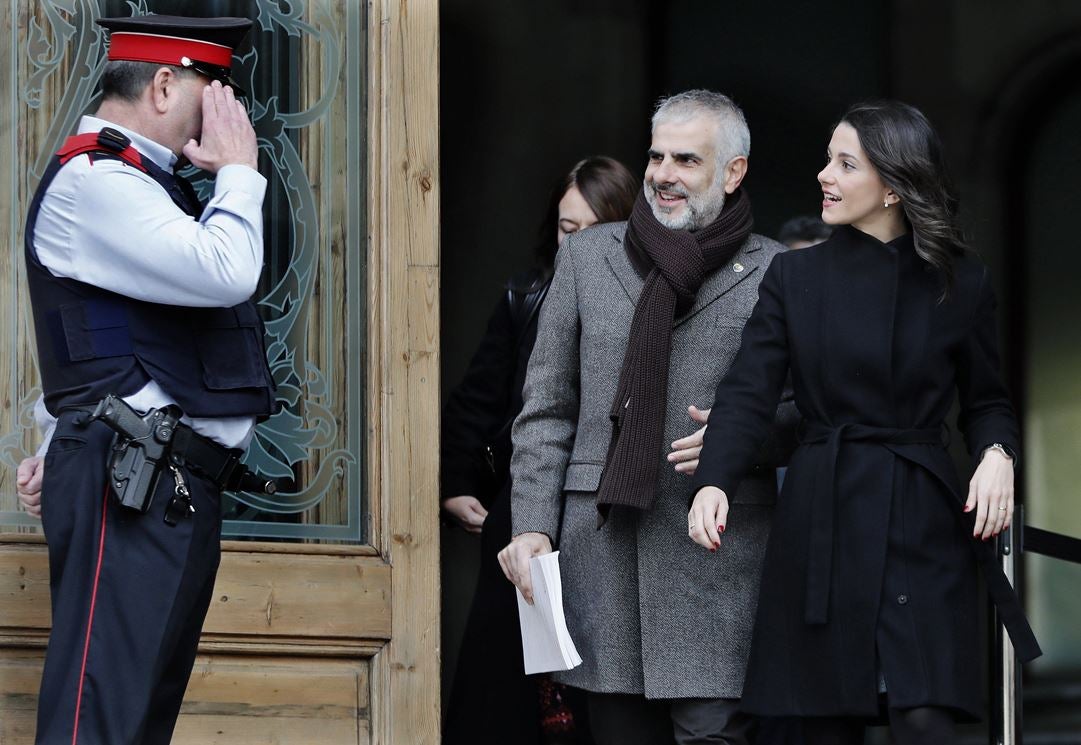 Arrimadas pide a Sánchez que "defienda a los catalanes" el 21D de Torra y los CDR Arrimadas pide a Sánchez que "defienda a los catalanes" el 21D de Torra y los CDR