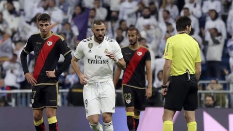 Karim Benzema celebra el tanto marcado ante el Rayo Vallecano
