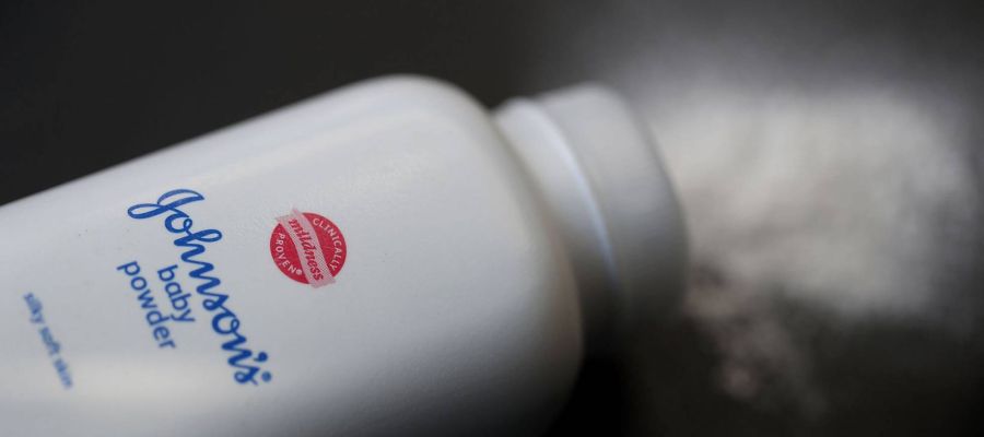 Un envase de Johnson's baby powder fabricado por Johnson and Johnson Un envase de Johnson's baby powder fabricado por Johnson and Johnson