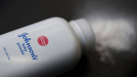 Un envase de Johnson's baby powder fabricado por Johnson and Johnson