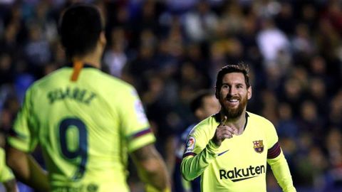 Leo Messi celebra un tanto con Luis Su&aacute;rez