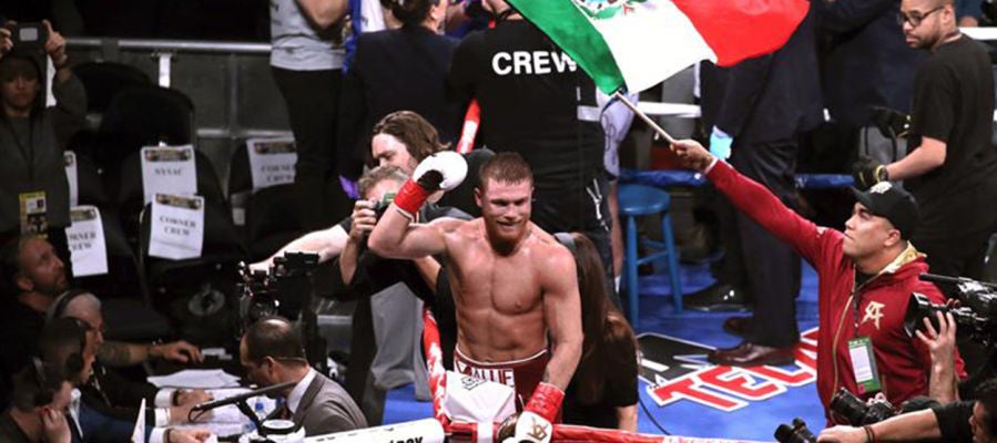 "Canelo" Álvarez vence por nocaut a Fielding y logra el tercer título mundial "Canelo" Álvarez vence por nocaut a Fielding y logra el tercer título mundial