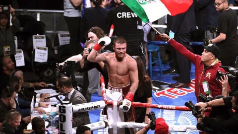 "Canelo" &Aacute;lvarez vence por nocaut a Fielding y logra el tercer t&iacute;tulo mundial