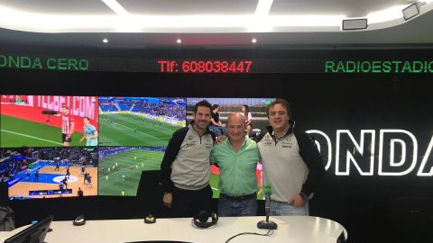 Diego Vallejo y &Oacute;scar Fuertes junto a Pipo L&oacute;pez en Radioestadio del motor