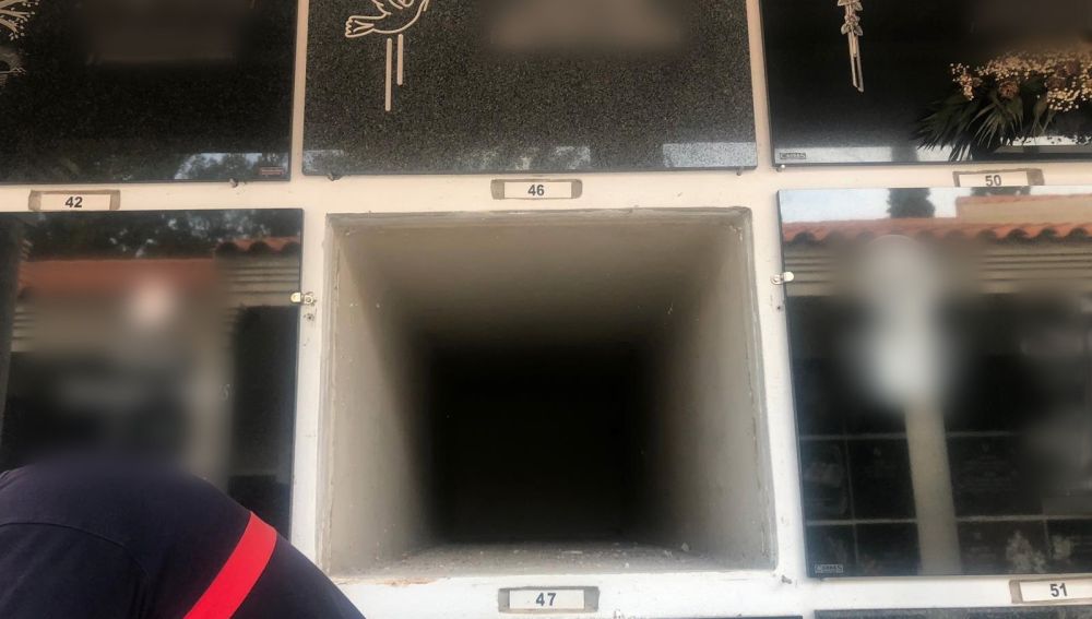El Ayuntamiento de La Vall d'Uixó comprueba el vacío del nicho 46 tras una lápida con un nombre falso.