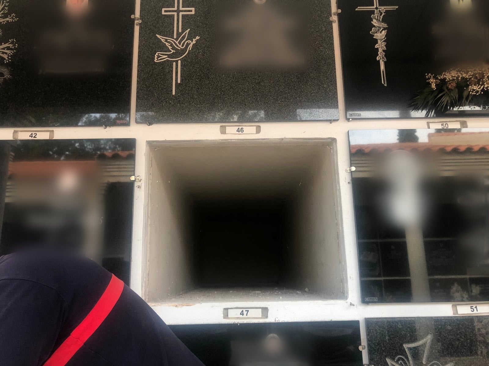 El Ayuntamiento de La Vall d'Uixó comprueba el vacío del nicho 46 tras una lápida con un nombre falso El Ayuntamiento de La Vall d'Uixó comprueba el vacío del nicho 46 tras una lápida con un nombre falso