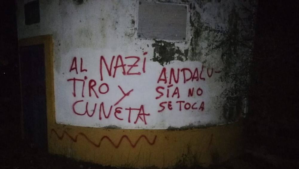 Pintadas con mensajes amenazantes en la casa de Morante de la Puebla