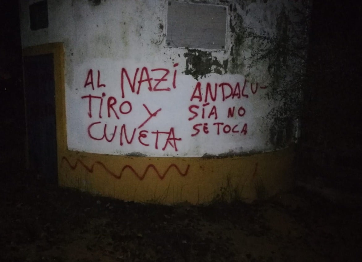 Atacan la finca de Morante por su apoyo a Vox: "Al nazi tiro y en la cuneta" Atacan la finca de Morante por su apoyo a Vox: "Al nazi tiro y en la cuneta"