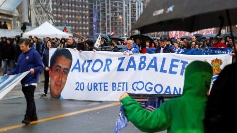 Pe&ntilde;as y seguidores de la Real Sociedad recuerdan con una manifestaci&oacute;n a Aitor Zabaleta