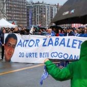 Peñas y seguidores de la Real Sociedad recuerdan con una manifestación a Aitor Zabaleta