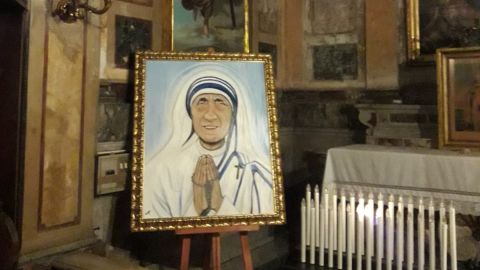 El retrato de Santa Teresa de Calcuta de la ilicitana In&eacute;s Serna ya est&aacute; en Roma