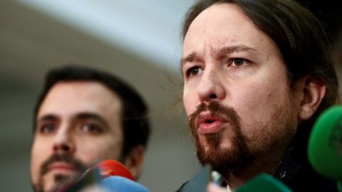 El l&iacute;der de Podemos, Pablo Iglesias, y Alberto Garz&oacute;n ante los medios de comunicaci&oacute;n