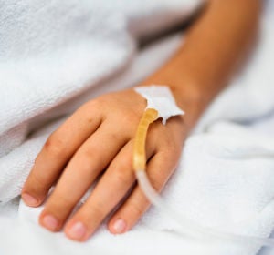 Un niño en una cama de hospital Un niño en una cama de hospital
