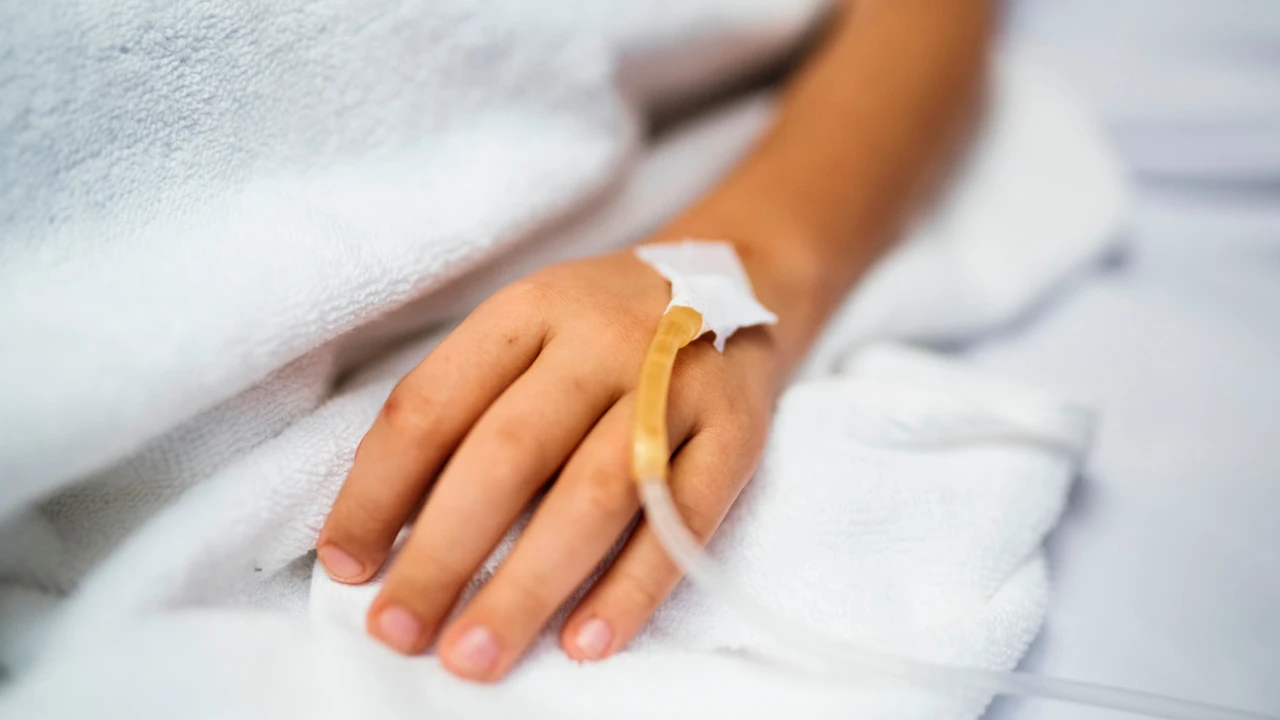 Un niño en una cama de hospital.