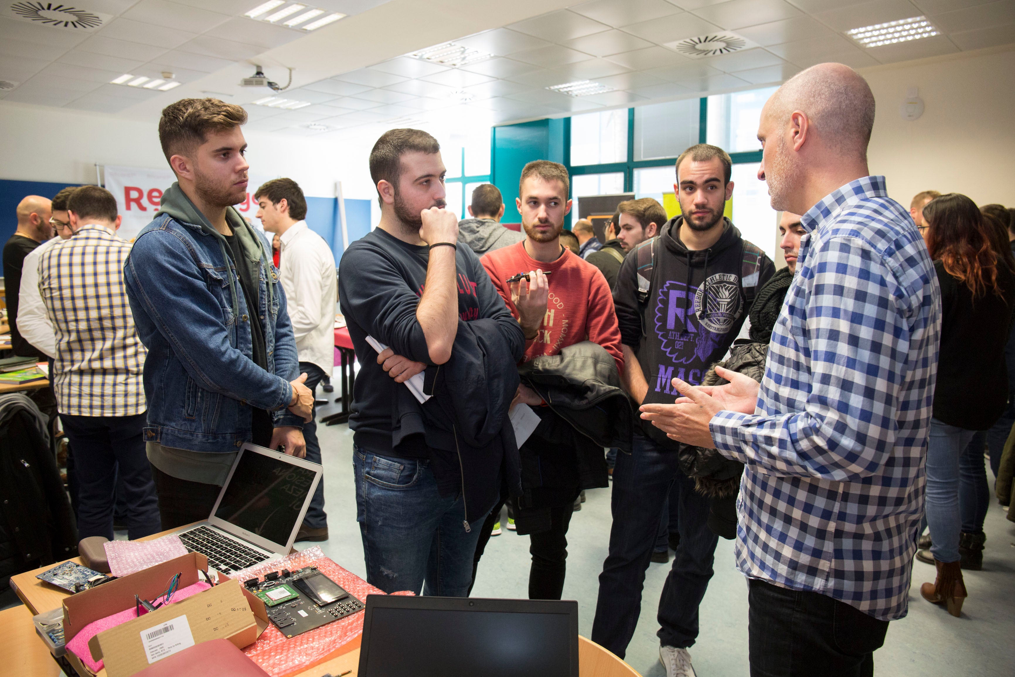 El alumnado del Grado en Ingeniería Informática conoce las empresas donde realizará las prácticas El alumnado del Grado en Ingeniería Informática conoce las empresas donde realizará las prácticas