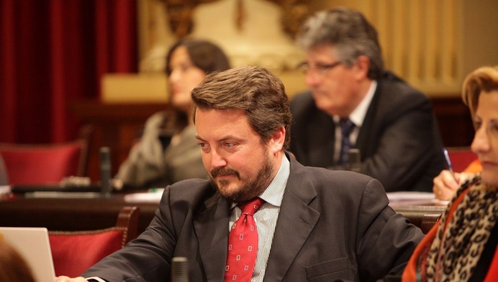 Antoni Camps, en el Pleno del Parlament como diputado del PP. 