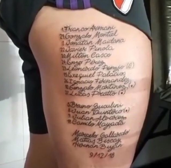 Un aficionado de River Plate se tatúa en el muslo los nombres de los 15 jugadores que ganaron la Libertadores a Boca Un aficionado de River Plate se tatúa en el muslo los nombres de los 15 jugadores que ganaron la Libertadores a Boca