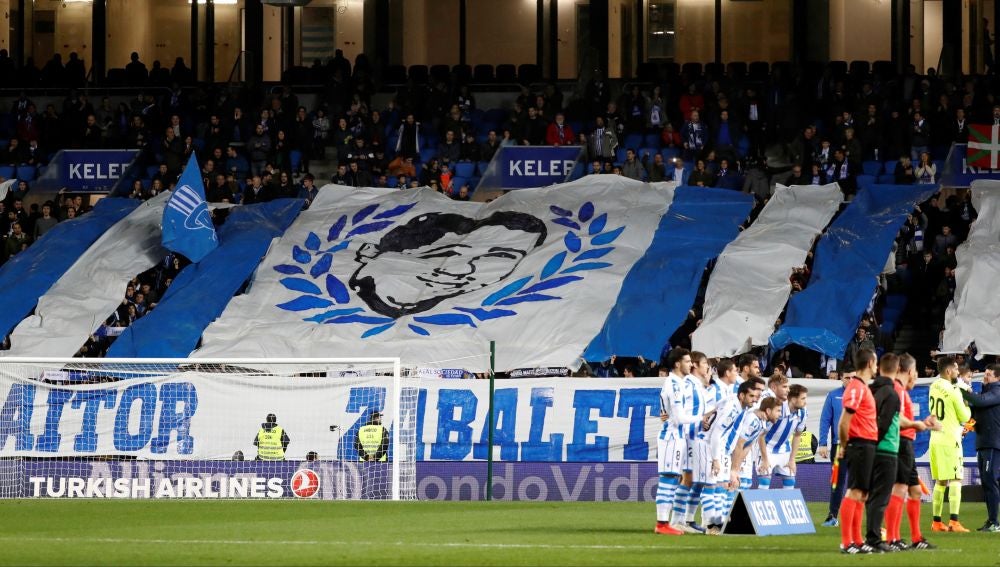 Los aficionados de la Real Sociedad homenajean a Aitor Zabaleta