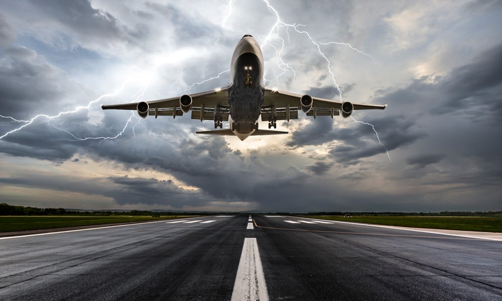 Una mujer da a luz durante un vuelo y tira el bebé a la basura del avión Una mujer da a luz durante un vuelo y tira el bebé a la basura del avión