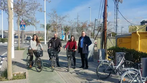 De izquierda a derecha: Mireia Moll'a, Felip Sánchez y Esther Díez, concejales de Compromís, junto a Antonio Martínez, gerente de Pimesa De izquierda a derecha: Mireia Moll'a, Felip Sánchez y Esther Díez, concejales de Compromís, junto a Antonio Martínez, gerente de Pimesa