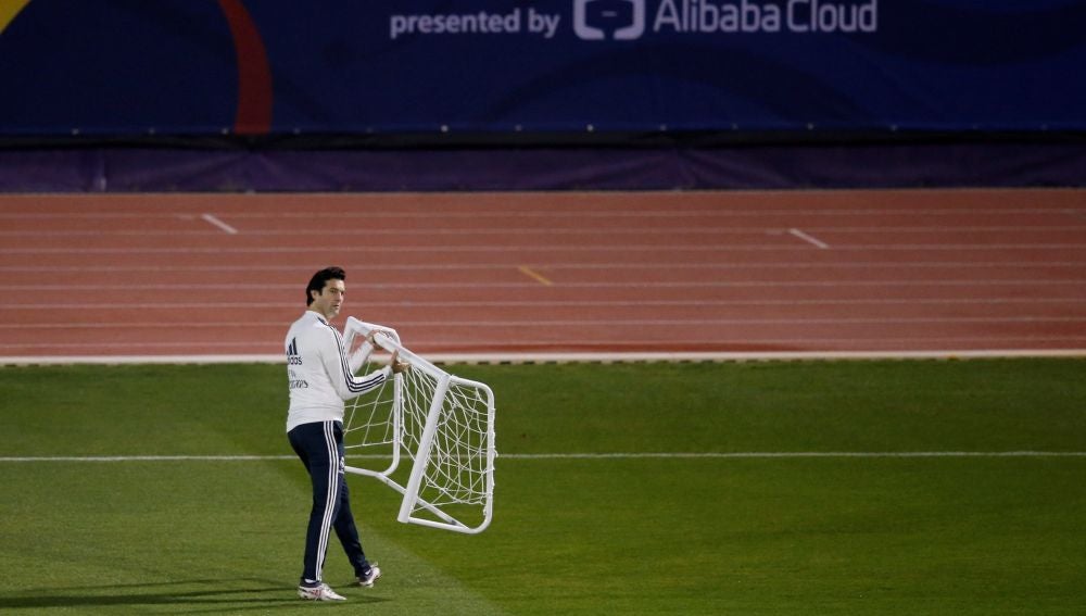 Solari lleva una portería durante un entrenamiento del Real Madrid