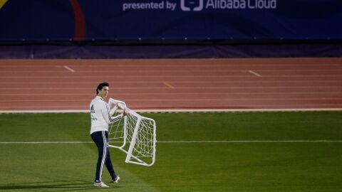 Solari lleva una porter&iacute;a durante un entrenamiento del Real Madrid