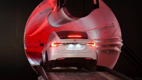 Elon Musk presenta el prototipo de su visionario sistema de transporte