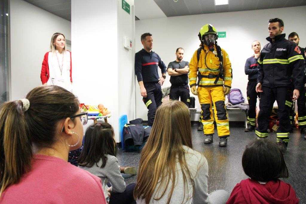 Los bomberos de Elche visitan a los niños ingresados en el Hospital Universitario del Vinalopó Los bomberos de Elche visitan a los niños ingresados en el Hospital Universitario del Vinalopó