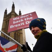 Mujer manifestándose contra el Brexit