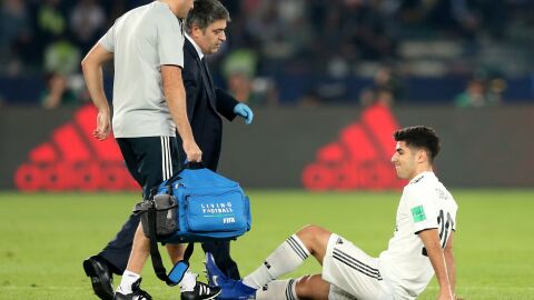 Asensio es atendido por los m&eacute;dicos durante el partido contra el Kashima